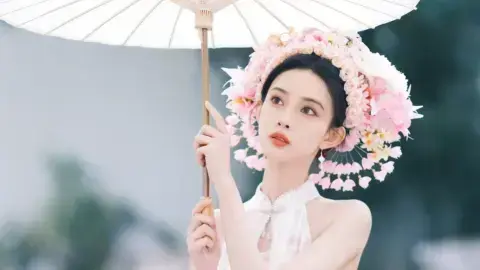 穿西装卖炒饭