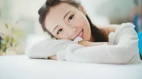 女子骑车被鸵鸟追