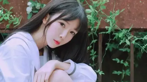 游客西湖捉小鸳鸯