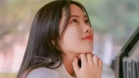 女子在河边自制烤鱼机