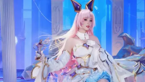 女子玩手机摔骨折
