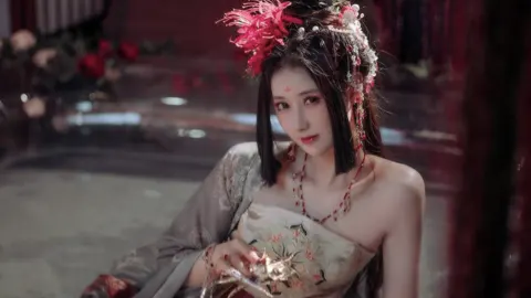 女司机分心撞电动车