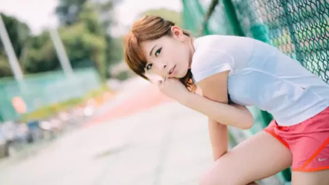 男子乘车被藏马熊追逐
