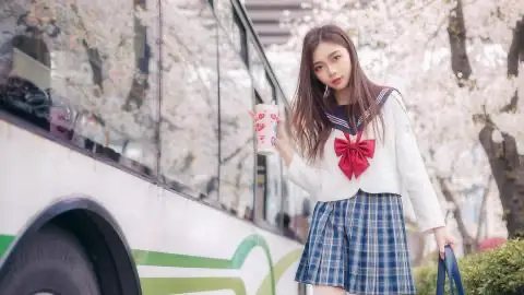 女子对着墙角疯狂尖叫