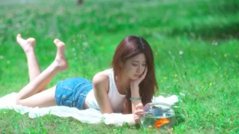 老人投喂下水道小狗