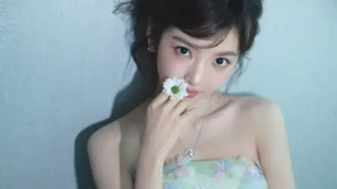 女子电瓶车忘拔钥匙