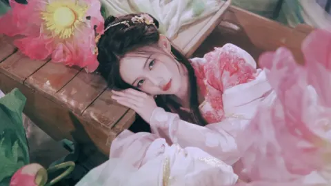 中国女生韩国高速合力救失控大巴