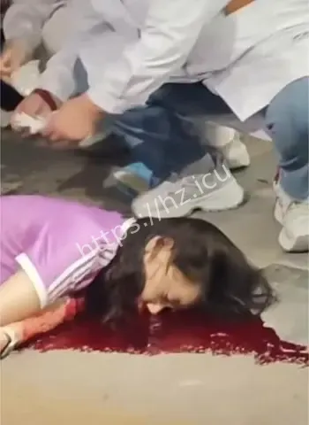 女子被男友持刀捅脖子