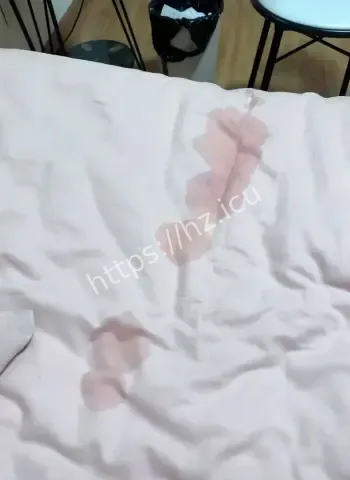 女子摸到不明液体