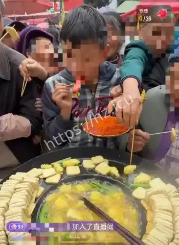 贵州摊主直播老人吃相