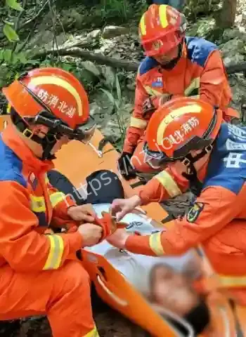 男孩登山被困山中