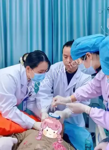 女大学生被蜈蚣咬