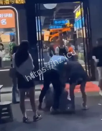 原配当街暴打小三