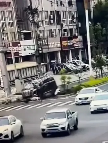 女司机分心撞电动车