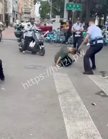 男子街头持菜刀