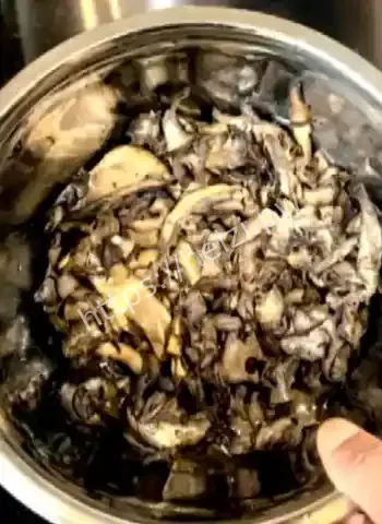 女子对着墙角疯狂尖叫