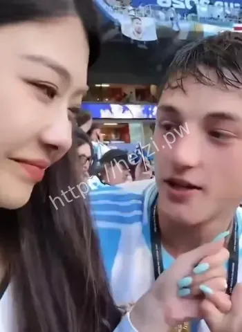 中国女博主被男球迷搭讪