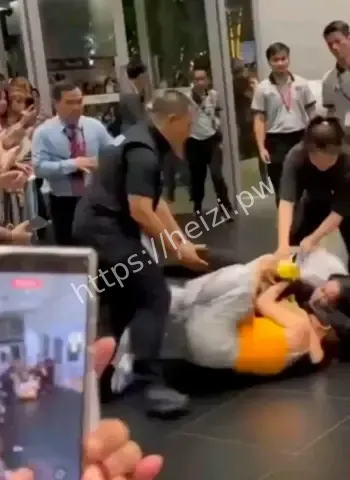 女粉丝遭暴力对待