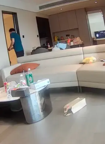 服务员闯入女子房间