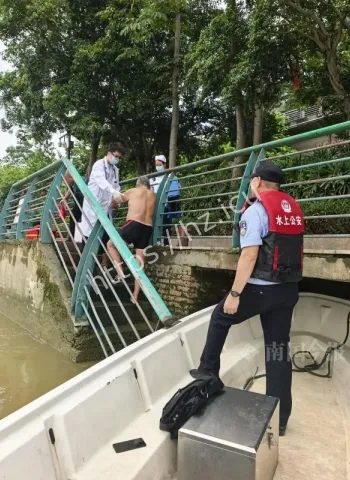 老人游泳被水冲走