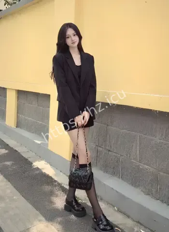 陈燕纯跪地服务