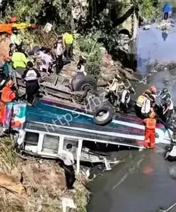 四川宝兴中巴车坠河滩
