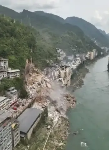 重庆彭水山体崩塌